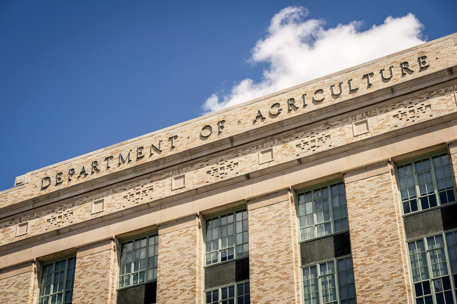 federal reserve building — financial news