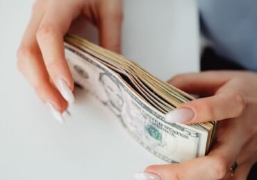 Dollar Index Gains as Traders Shift Toward a More Hawkish Fed Outlook