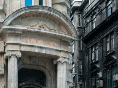 bank building wall street — financial news