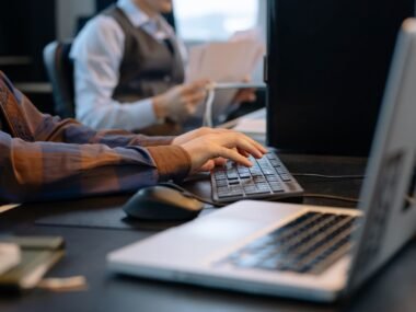 unemployment office workers — financial news