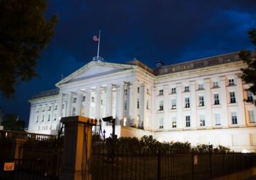 Former Fed Governor Warsh warns rate hikes may return if inflation stays elevated