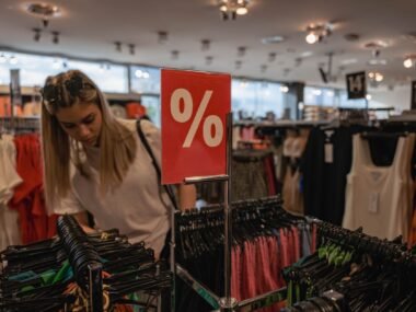 discount retail store — financial news