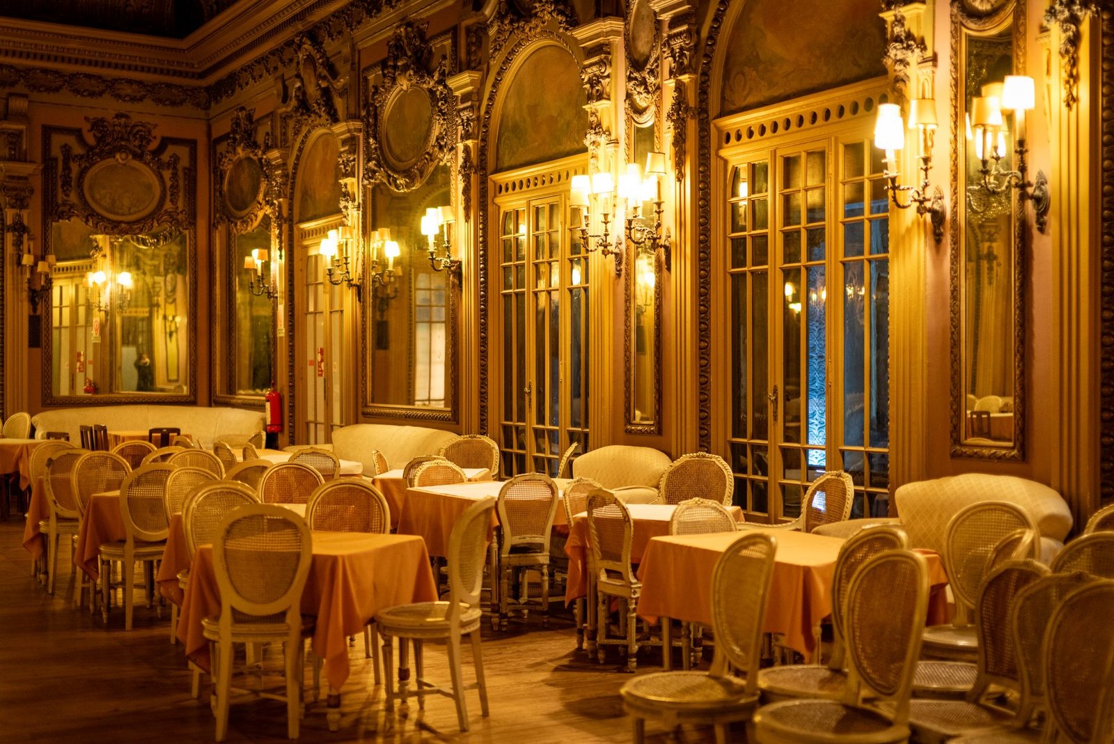 restaurant empty dining room — financial news