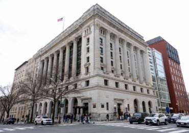 Cracks Beneath the AI Boom Raise Questions About the Fed's Next Move