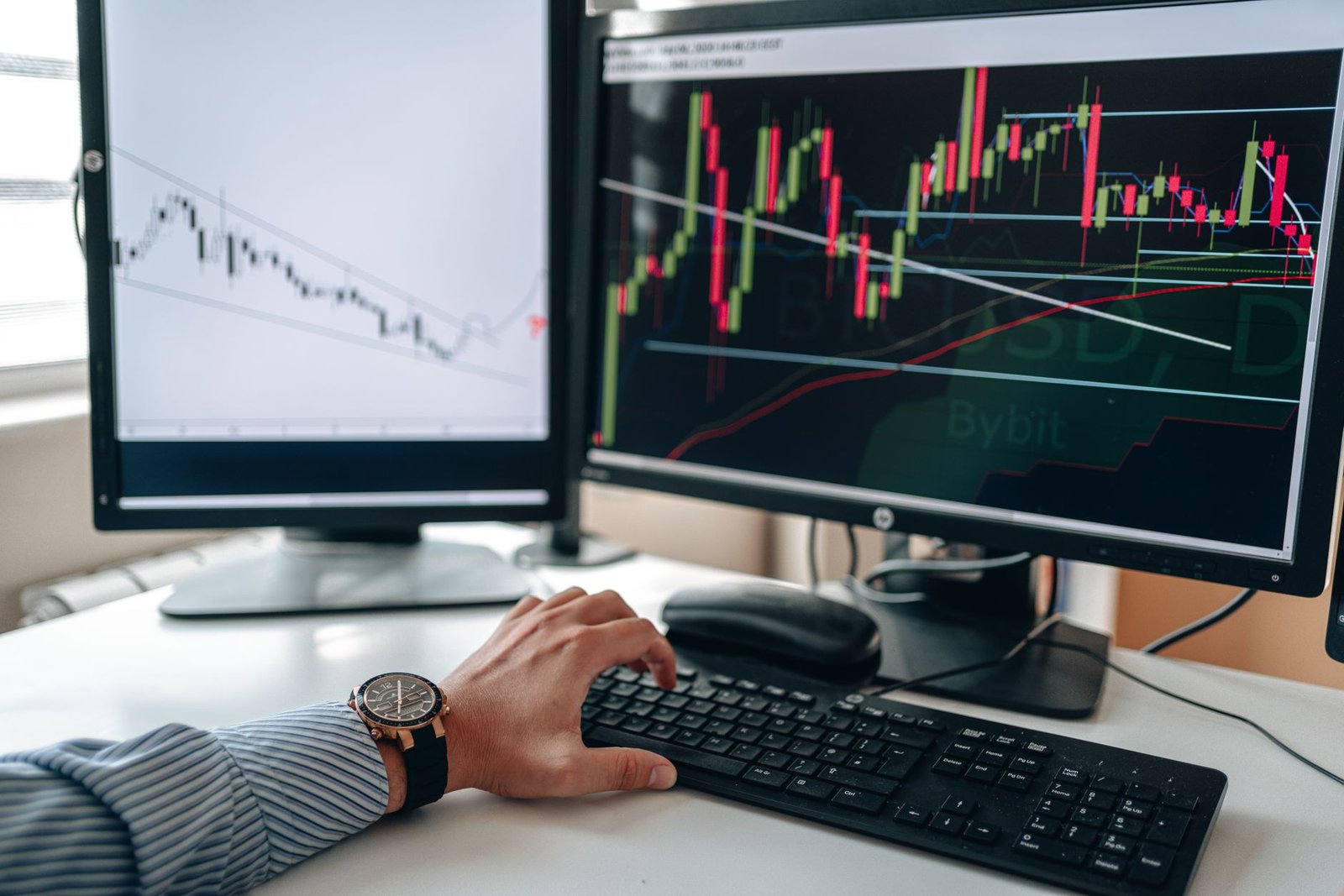 Rising yields and oil prices weigh on stocks, but losses stay contained